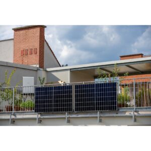 EET PLUG-IN Photovoltaikspeicher SolMate Balkonmontage mit Speicher 740 Watt peak